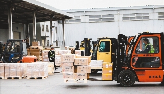 大連機場進出口貨運代理業(yè)務(wù)迎來高峰，高效服務(wù)保障產(chǎn)業(yè)鏈暢通